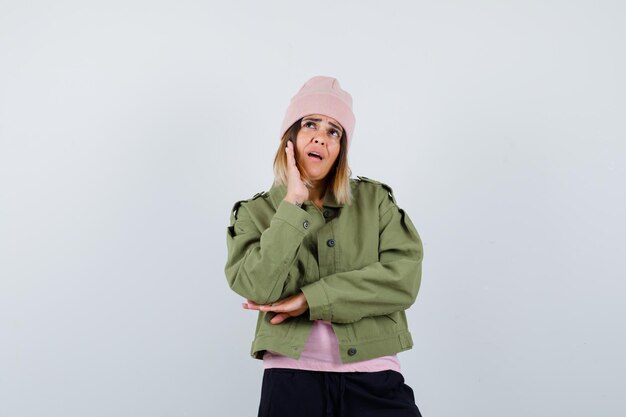 Mujer joven, llevando, un, chaqueta, y, un, sombrero rosa