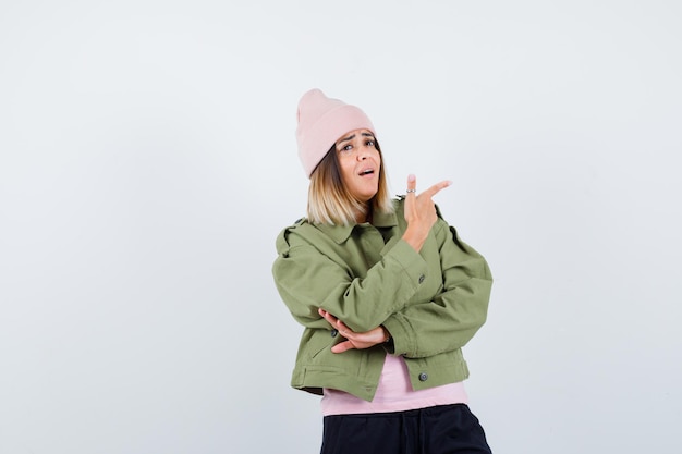 Foto gratuita mujer joven, llevando, un, chaqueta, y, un, sombrero rosa