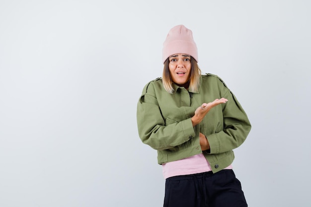 Foto gratuita mujer joven, llevando, un, chaqueta, y, un, sombrero rosa