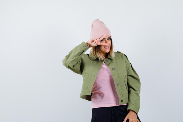 Mujer joven, llevando, un, chaqueta, y, un, sombrero rosa