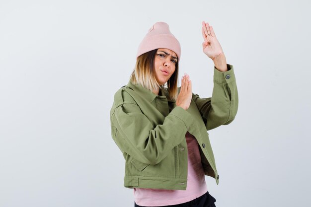 Mujer joven, llevando, un, chaqueta, y, un, sombrero rosa