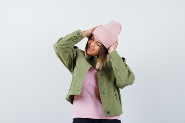 Mujer joven, llevando, un, chaqueta, y, un, sombrero rosa
