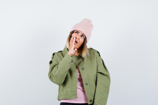 Mujer joven, llevando, un, chaqueta, y, un, sombrero rosa