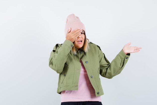 Mujer joven, llevando, un, chaqueta, y, un, sombrero rosa