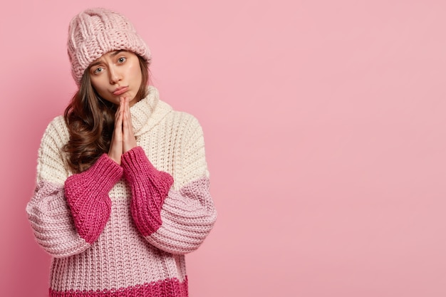 Mujer joven, llevando, colorido, ropa de invierno