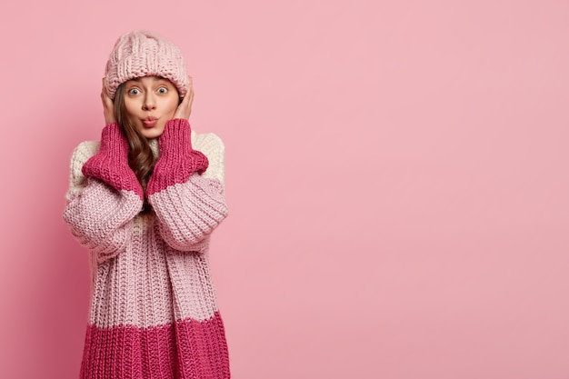 Foto gratuita mujer joven, llevando, colorido, ropa de invierno