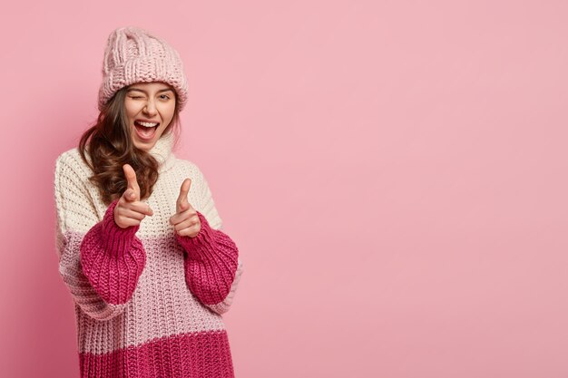 Mujer joven, llevando, colorido, ropa de invierno