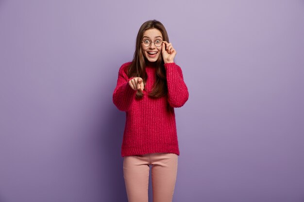 Mujer joven, llevando, colorido, ropa