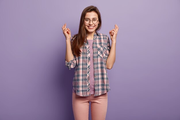 Mujer joven, llevando, colorido, ropa