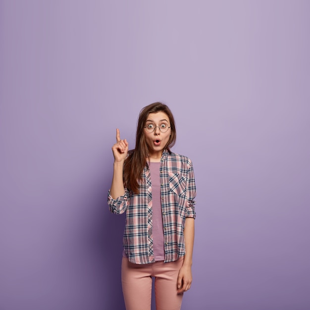 Mujer joven, llevando, colorido, ropa