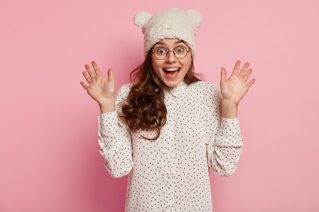 Mujer joven, llevando, divertido, sombrero, y, camisa