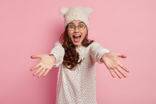 Mujer joven, llevando, divertido, sombrero, y, camisa