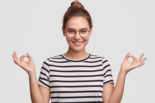 Mujer joven, llevando, ella, pelo, en, un, moño