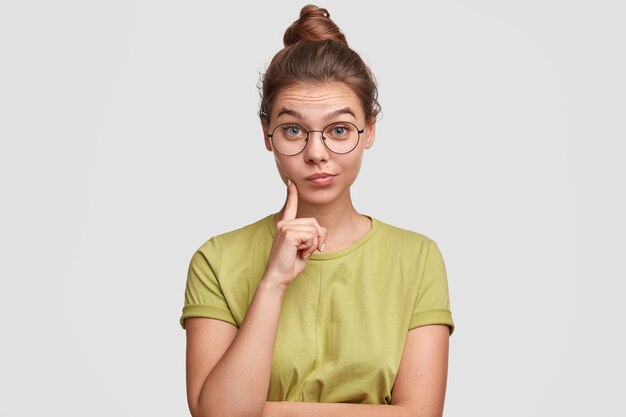 Mujer joven, llevando, ella, pelo, en, un, moño