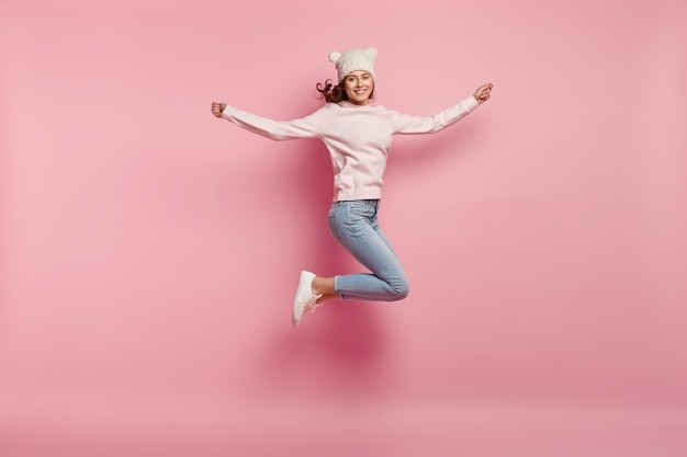 Mujer joven, llevando, gracioso, sombrero