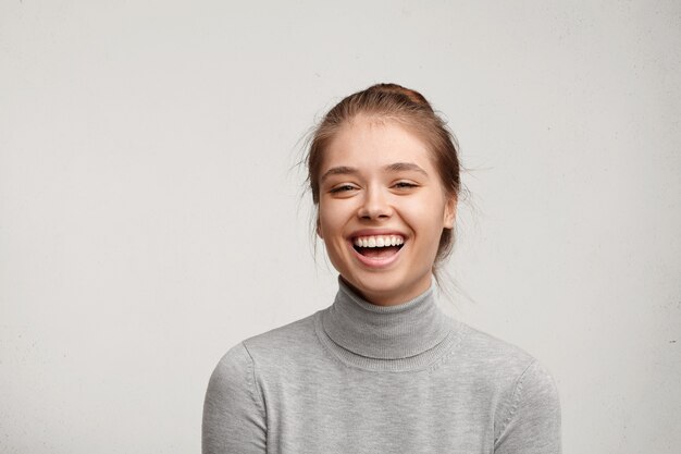 Mujer joven, llevando, gris, cuello alto