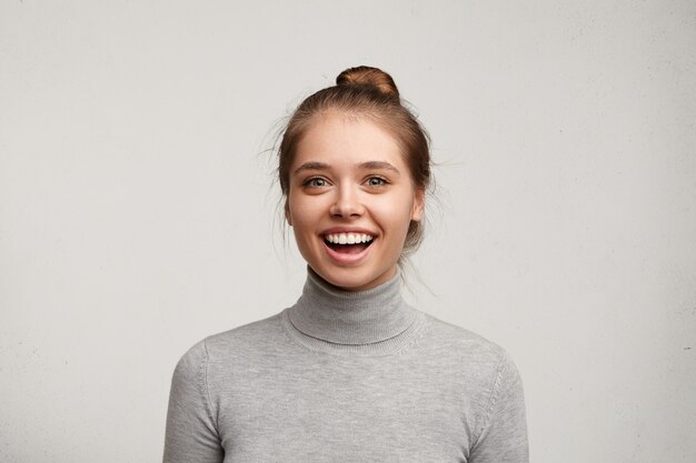 Mujer joven, llevando, gris, cuello alto