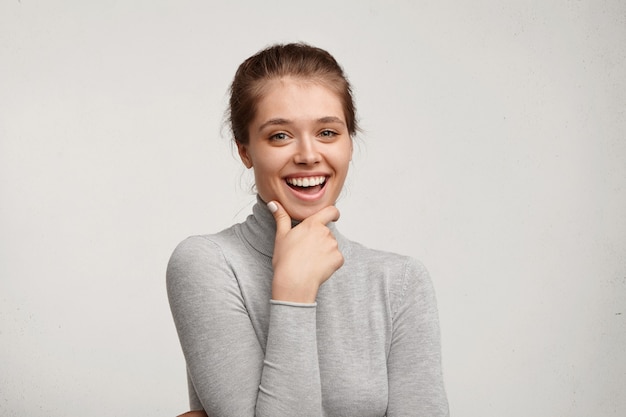 Mujer joven, llevando, gris, cuello alto