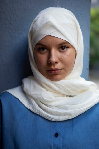 mujer joven, llevando, hijab, vista delantera