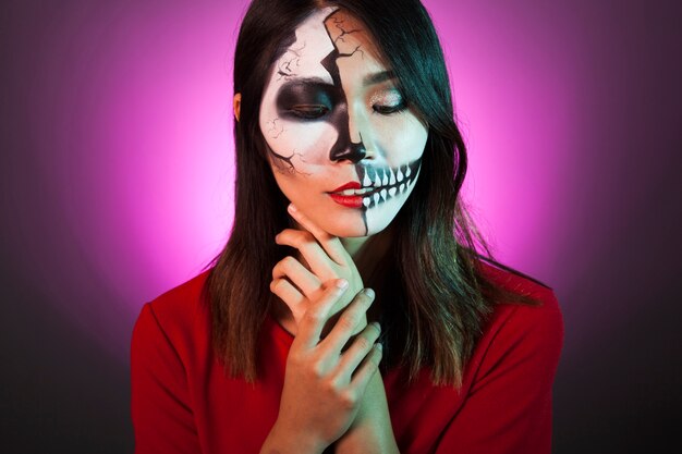 Mujer joven llevando máscara de halloween