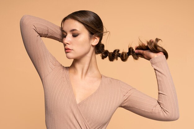 mujer joven, llevando, un, moderno, peinado