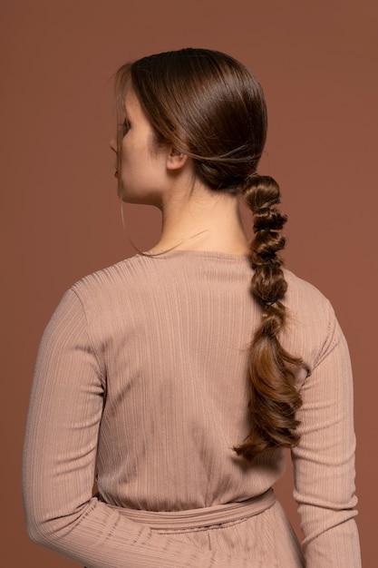 mujer joven, llevando, un, moderno, peinado