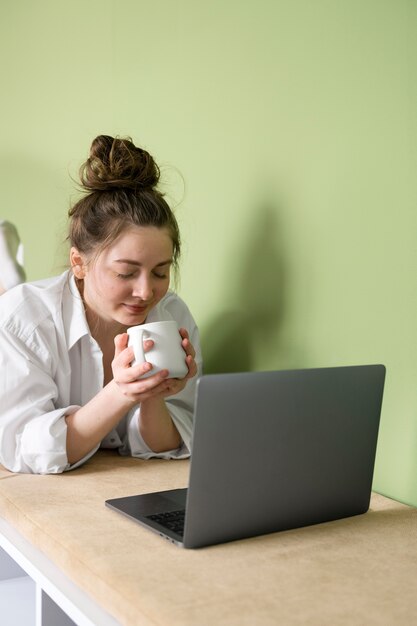 mujer joven, llevando, moño desordenado, peinado