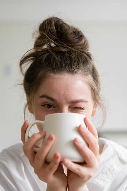 mujer joven, llevando, moño desordenado, peinado