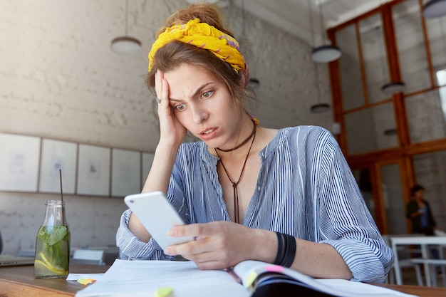 Mujer joven, llevando, pañuelo, y, estudiar, en, café