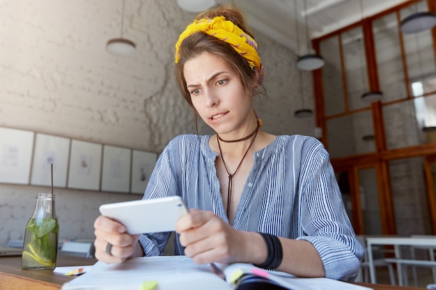 Mujer joven, llevando, pañuelo, y, estudiar, en, café