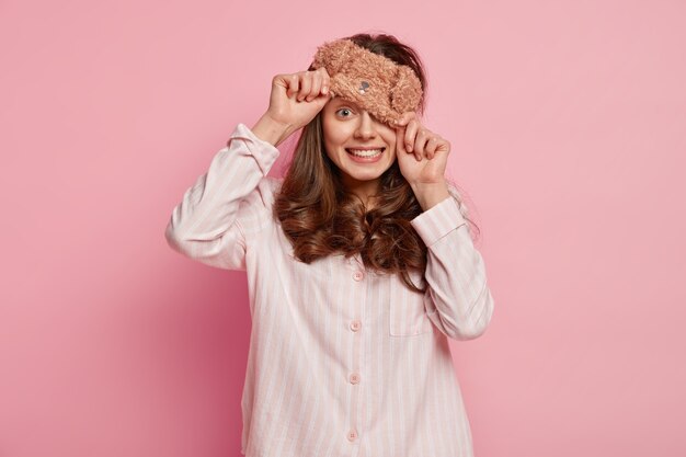 Mujer joven, llevando, pijama, y, antifaz para dormir