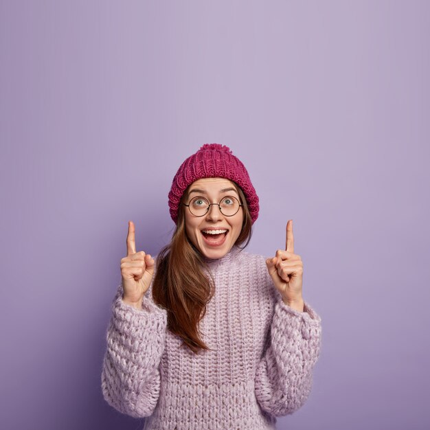 Mujer joven, llevando, púrpura, suéter, y, sombrero