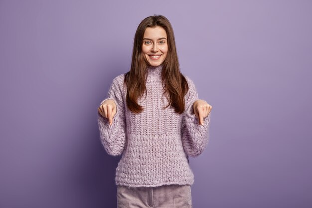 Mujer joven, llevando, púrpura, suéter