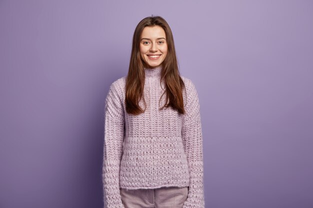 Mujer joven, llevando, púrpura, suéter