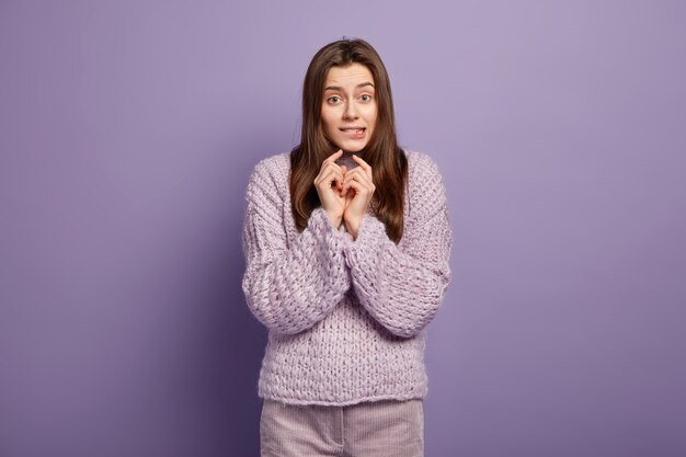 Mujer joven, llevando, púrpura, suéter