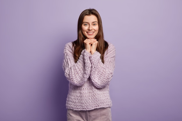 Mujer joven, llevando, púrpura, suéter