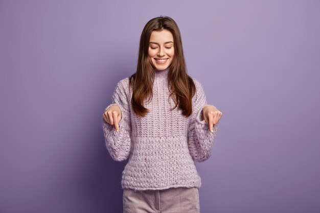 Mujer joven, llevando, púrpura, suéter