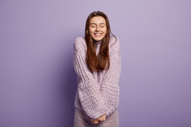 Mujer joven, llevando, púrpura, suéter