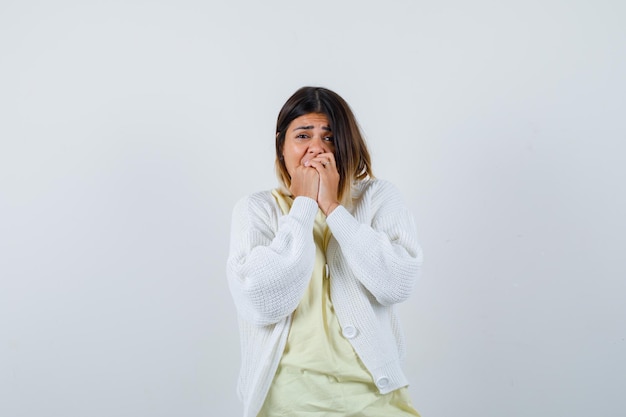 Mujer joven, llevando, un, rebeca blanco, estar asustado