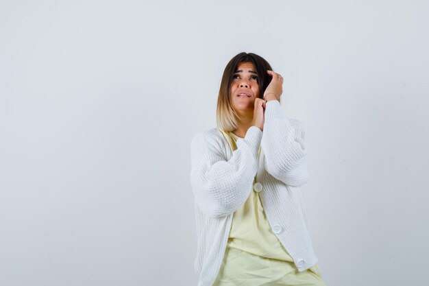 Mujer joven, llevando, un, rebeca blanco, estar asustado