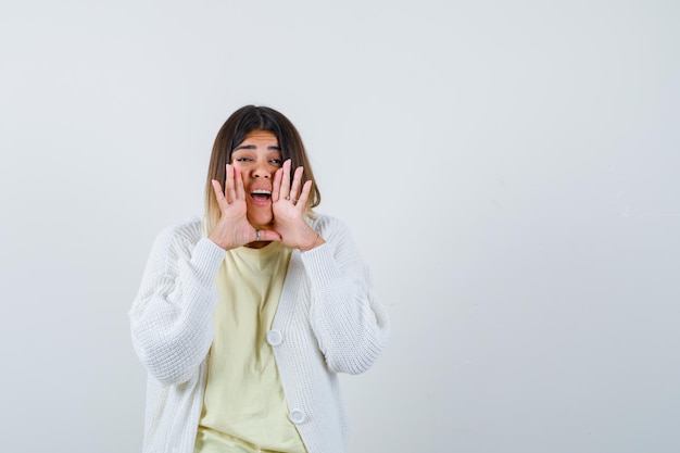 Mujer joven, llevando, un, rebeca blanco, gritos