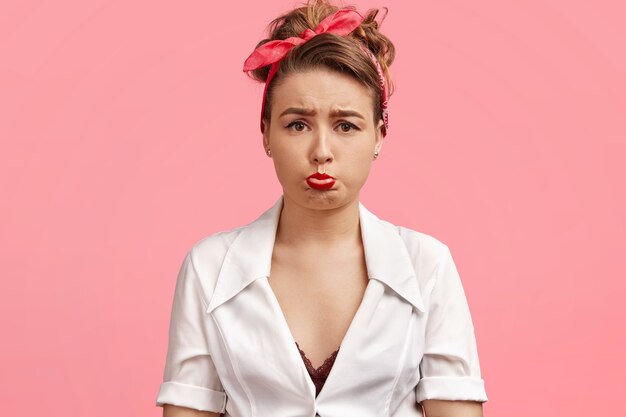 Mujer joven, llevando, rojo, diadema, y, camisa blanca