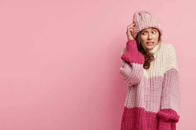 Mujer joven, llevando, ropa de invierno