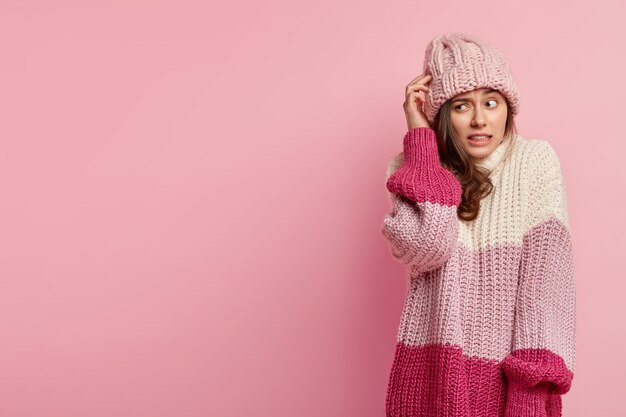 Mujer joven, llevando, ropa de invierno