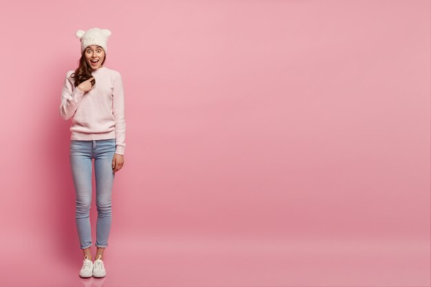 Mujer joven, llevando, ropa de invierno