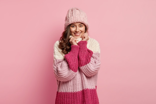 Foto gratuita mujer joven, llevando, ropa de invierno