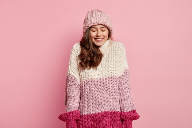 Mujer joven, llevando, ropa de invierno