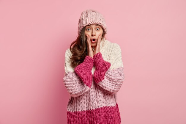 Mujer joven, llevando, ropa de invierno