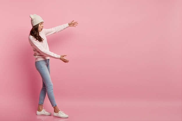 Mujer joven, llevando, ropa de invierno