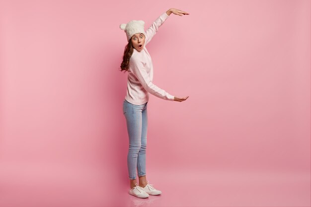 Mujer joven, llevando, ropa de invierno